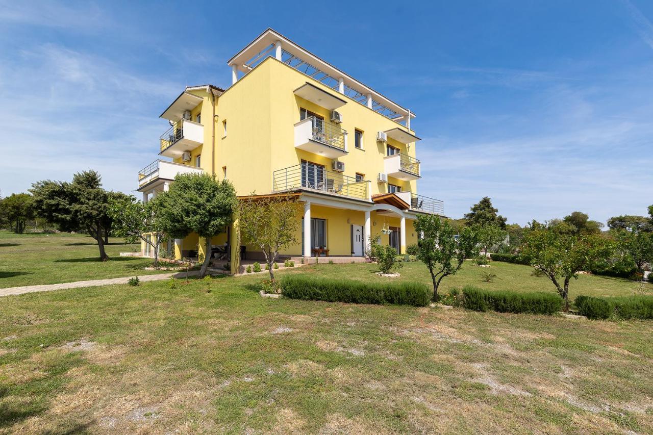 Apartmani Mirna Luka 波梅尔 外观 照片